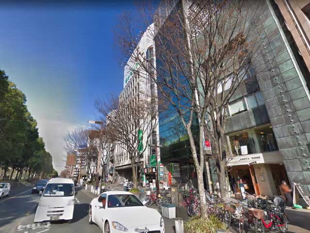 駅を出て直進